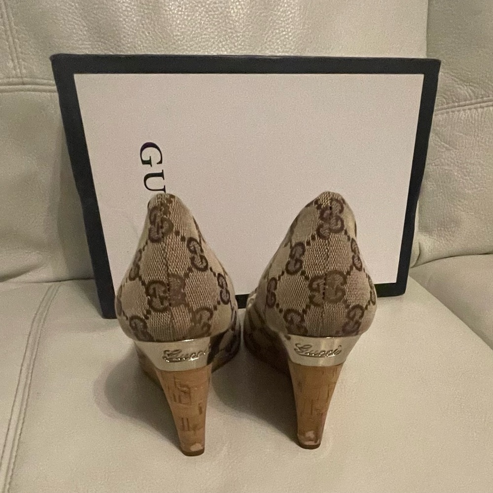 Gucci Monogram Beige GG Canvas Peep-Toe Pumps with Bow - Picture 6 of 14